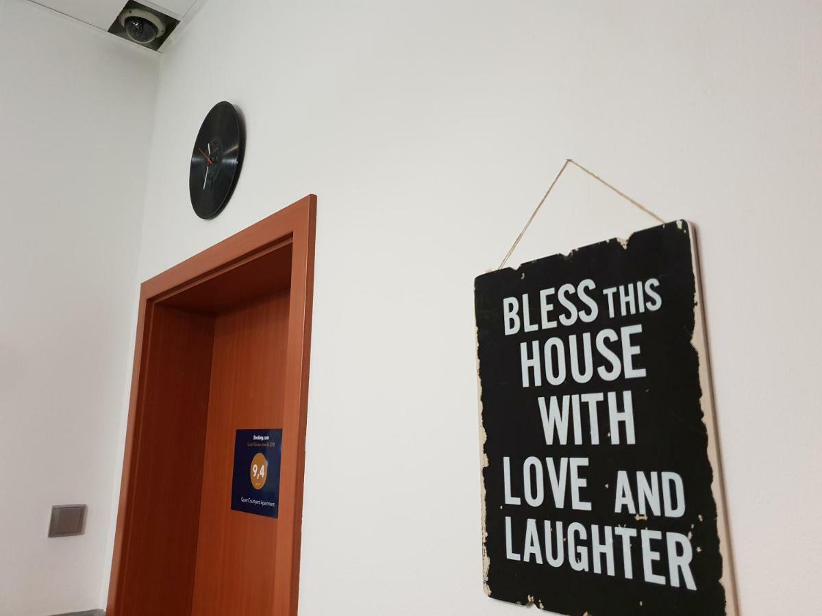 Quiet Courtyard Apartment براغ المظهر الخارجي الصورة