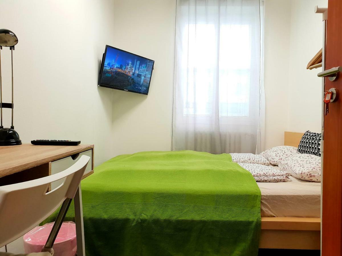 Quiet Courtyard Apartment براغ المظهر الخارجي الصورة